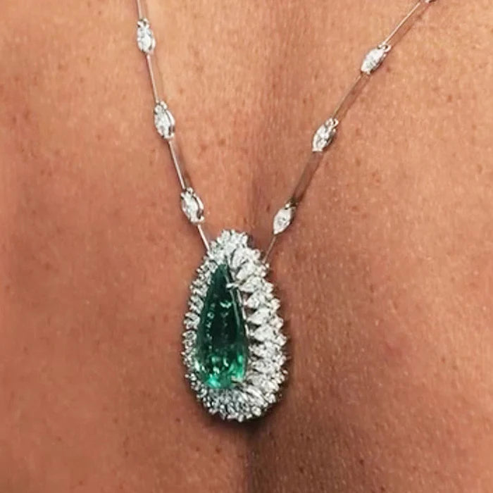 12Ctw Pear-shaped Emerald Pendant Necklace
