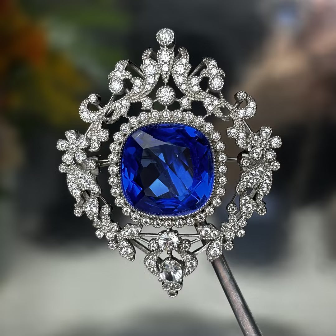 20Ctw cushion-cut blue gemstone exquisite vintage brooch