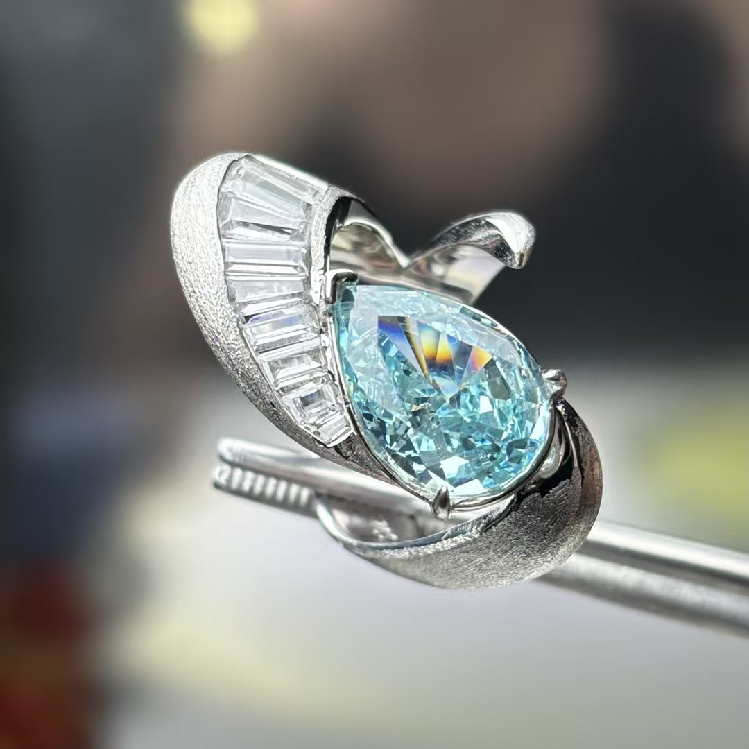 4Ctw Pear-shaped and rectangular gemstone rings