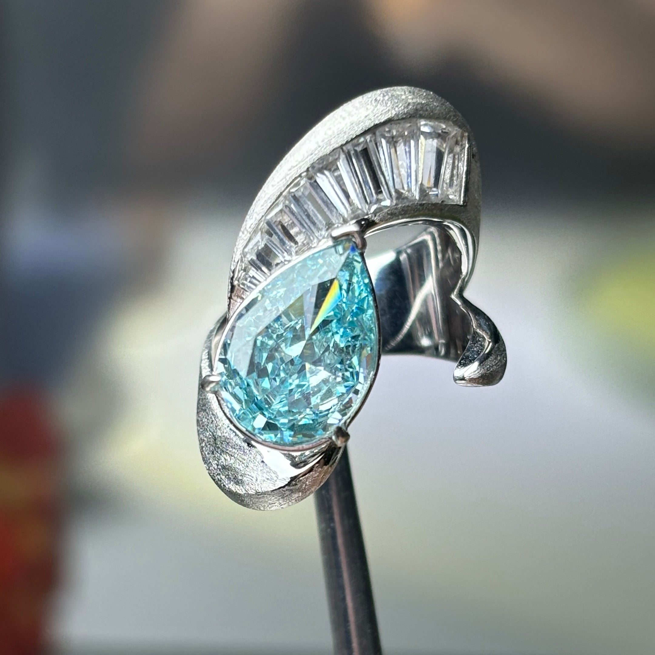 4Ctw Pear-shaped and rectangular gemstone rings