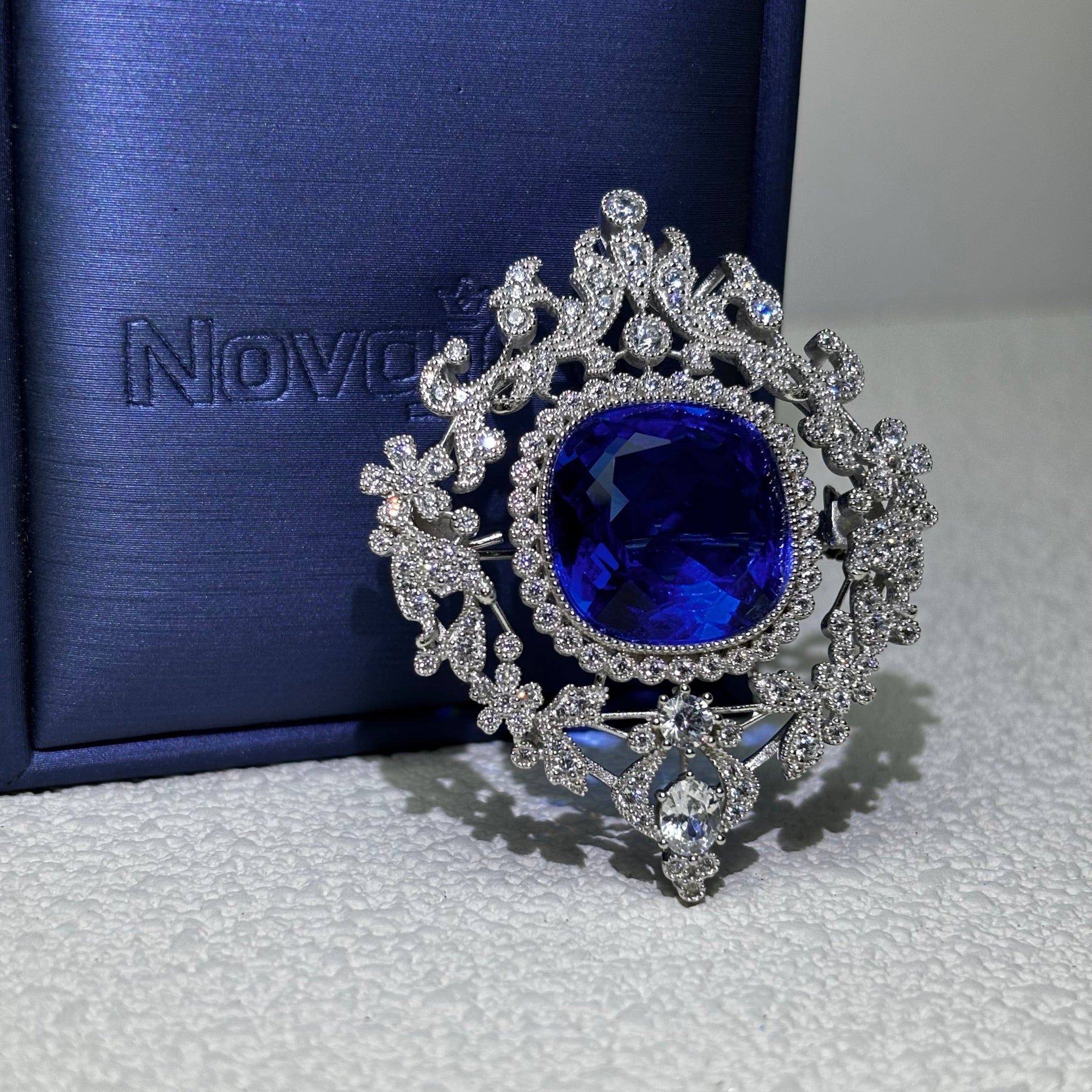 20Ctw cushion-cut blue gemstone exquisite vintage brooch