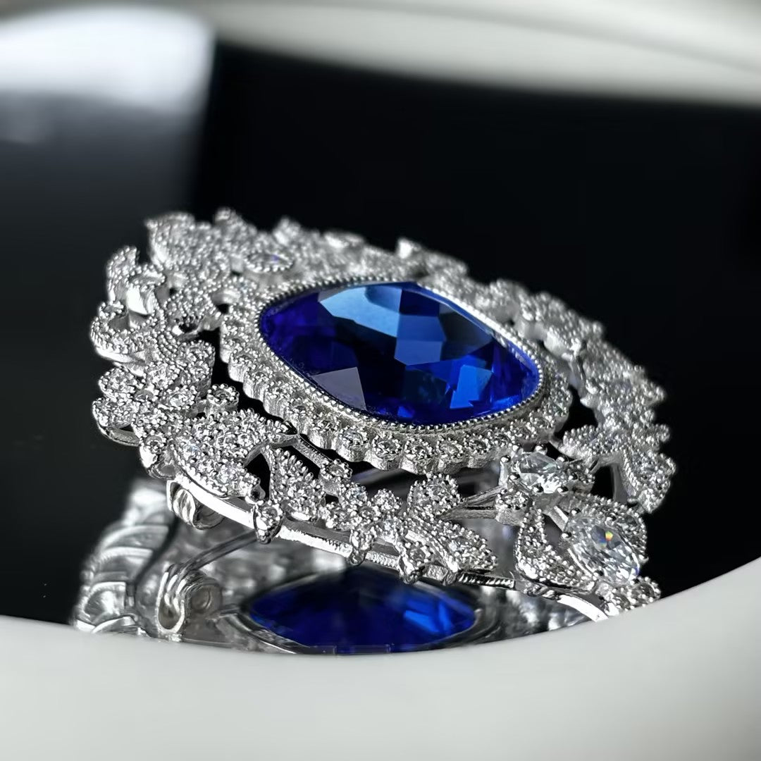 20Ctw cushion-cut blue gemstone exquisite vintage brooch