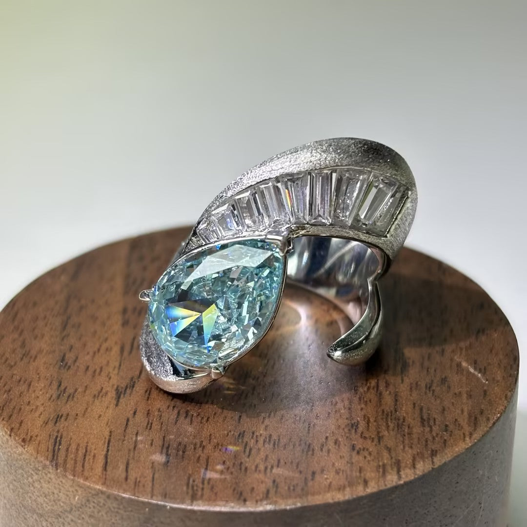 4Ctw Pear-shaped and rectangular gemstone rings